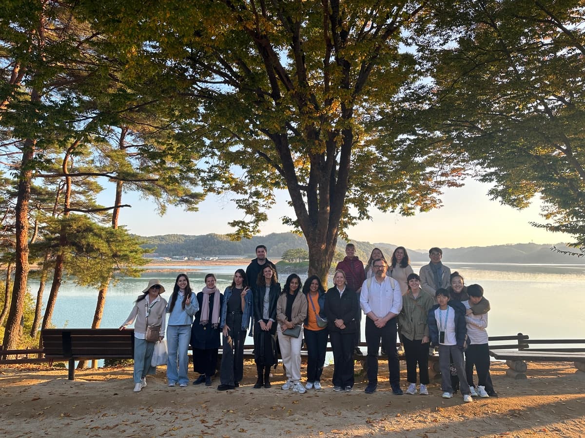 EZ: The Walking Storyteller of Seoul