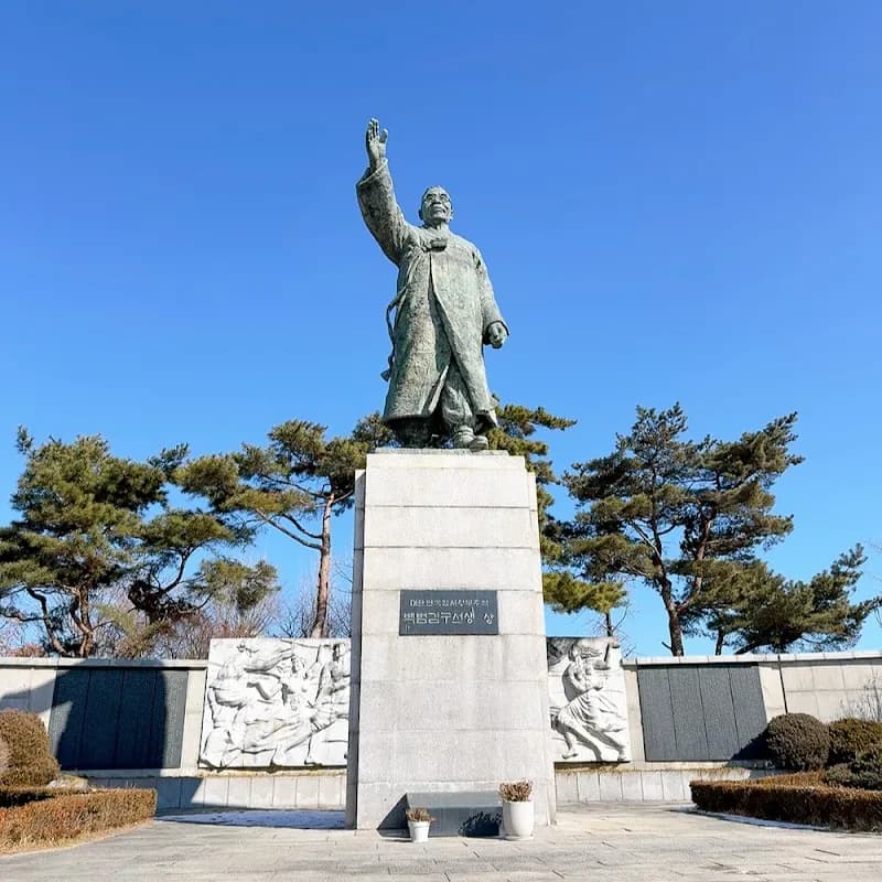 Namsan Baekbeom Square 4