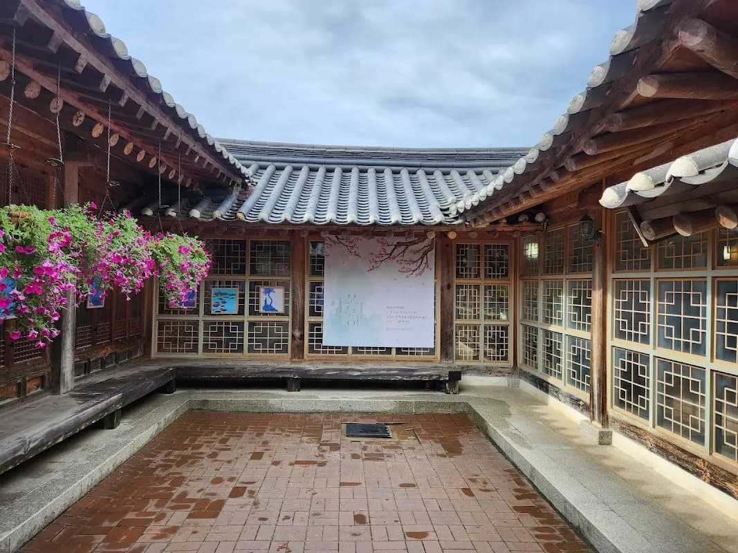 Heo Gyun Heo Nanseolheon Memorial Park 3