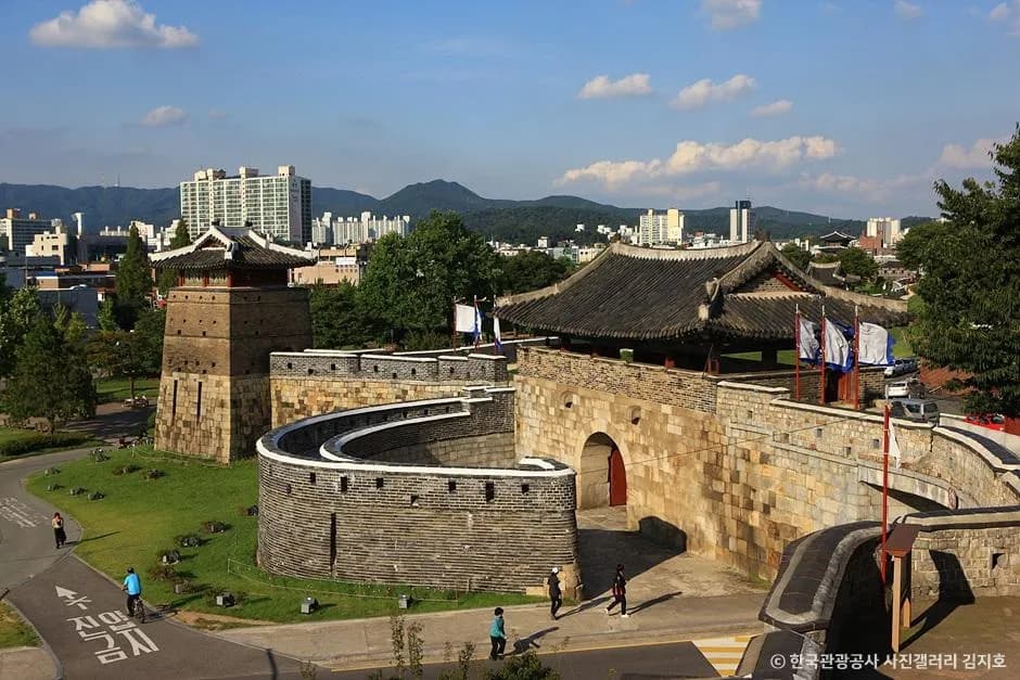Seoul to Suwon Day Trip: UNESCO Fortress, Starfield Library & Chicken