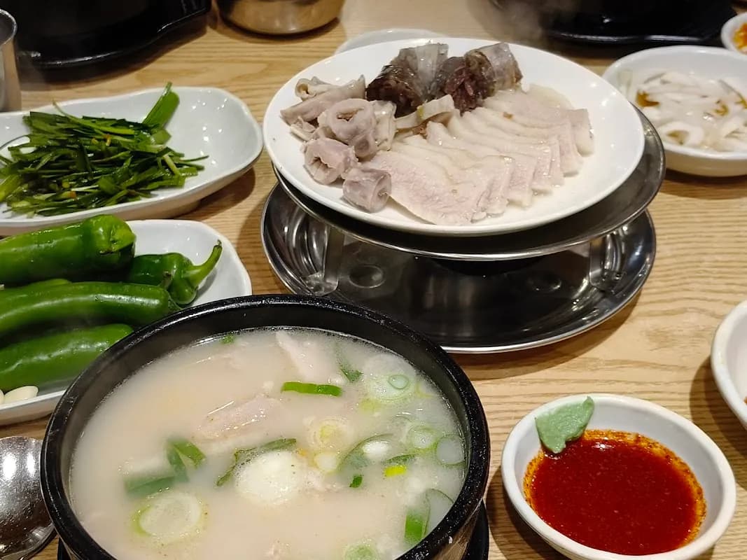 쌍둥이돼지국밥 본점 4