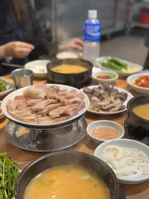 쌍둥이돼지국밥 본점 5